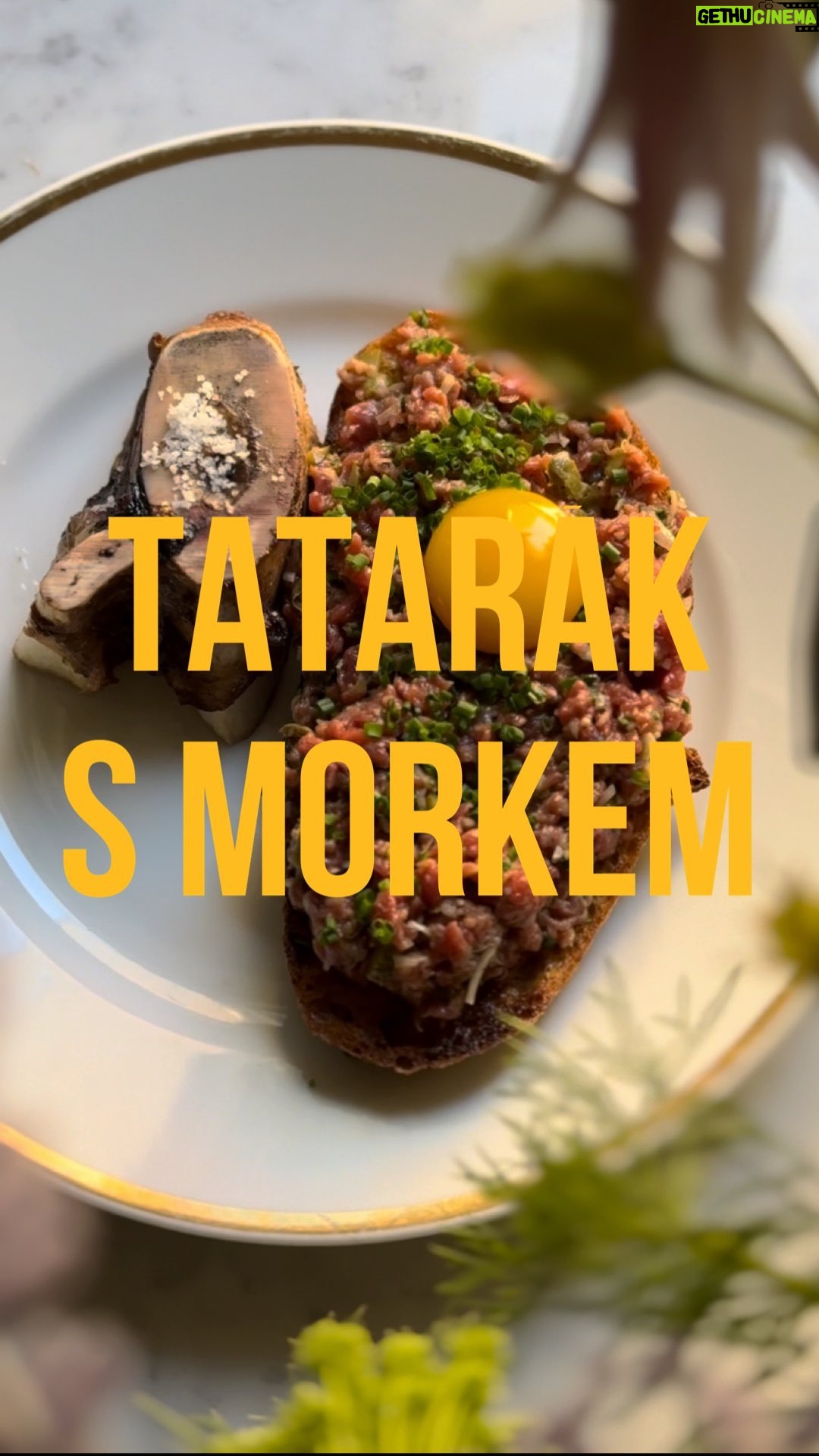 Marek Pavala - 4.3K Likes - Recept na tatarák s morkovou kostí a žloutkem z domácího vajíčka, který je tak skvělý, že se vám o něm bude zdát ještě týden.
V míse smíchejte pažitku, šalotku, kapary, cornichons okurky a pak přidejte taky hovězí svíčkovou, kterou jste si nakrájeli na drobný kostičky. Přidejte oliváč, dijonku, worchesterovou omáčku a tabasco, osolte, opepřete. Morkovou kost pečte 15 minut na 200°C, mezitím si opečte ještě chleba na másle, ať máte tatarák na čem servírovat.
Na vrch dejte ten božský žloutek. Ozdobte petrželkou a pak už se jen připravte na explozi chutí, která vás dostane do sedmého nebe. Kdo ochutná, pochopí. Celý recept i postup najdete ve videu.
Dejte mi vědět, jak se vám to povedlo, a užijte si tenhle zážitek.