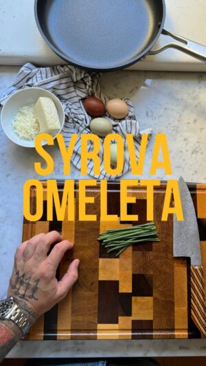 Marek Pavala Instagram - Jak si připravit tu nejlepší nadejchanou omeletu na světě? Základní pravidlo je - chcete ji mít hezky vlhkou a hebkou. Je to tak jednouchý, ale lidi do sebe přitom pořád cpou ty vysušený půlměsíce. Jo, opakování je matka moudrosti, omelety vám tady budu prostě cpát do aleluja 😄. 

Co budete potřebovat? Připravte si domácí vajíčka, máslo, sýr, pažitku nebo cokoliv, co máte rádi. A hlavně dobrou nepřilnavou pánev třeba od @fabinicz no a pár minut času. 
 
Celý recept a postup najdete ve videu. Dobrou chuť a dejte mi vědět v komentářích, jak se vám omeleta povedla.