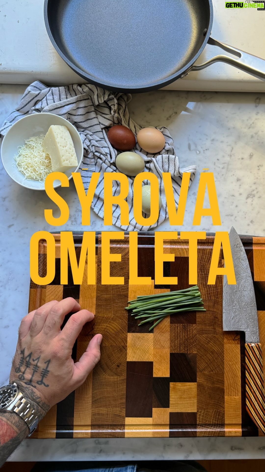 Marek Pavala - 14.6K Likes - Jak si připravit tu nejlepší nadejchanou omeletu na světě? Základní pravidlo je - chcete ji mít hezky vlhkou a hebkou. Je to tak jednouchý, ale lidi do sebe přitom pořád cpou ty vysušený půlměsíce. Jo, opakování je matka moudrosti, omelety vám tady budu prostě cpát do aleluja 😄.
Co budete potřebovat? Připravte si domácí vajíčka, máslo, sýr, pažitku nebo cokoliv, co máte rádi. A hlavně dobrou nepřilnavou pánev třeba od @fabinicz no a pár minut času.
Celý recept a postup najdete ve videu. Dobrou chuť a dejte mi vědět v komentářích, jak se vám omeleta povedla.