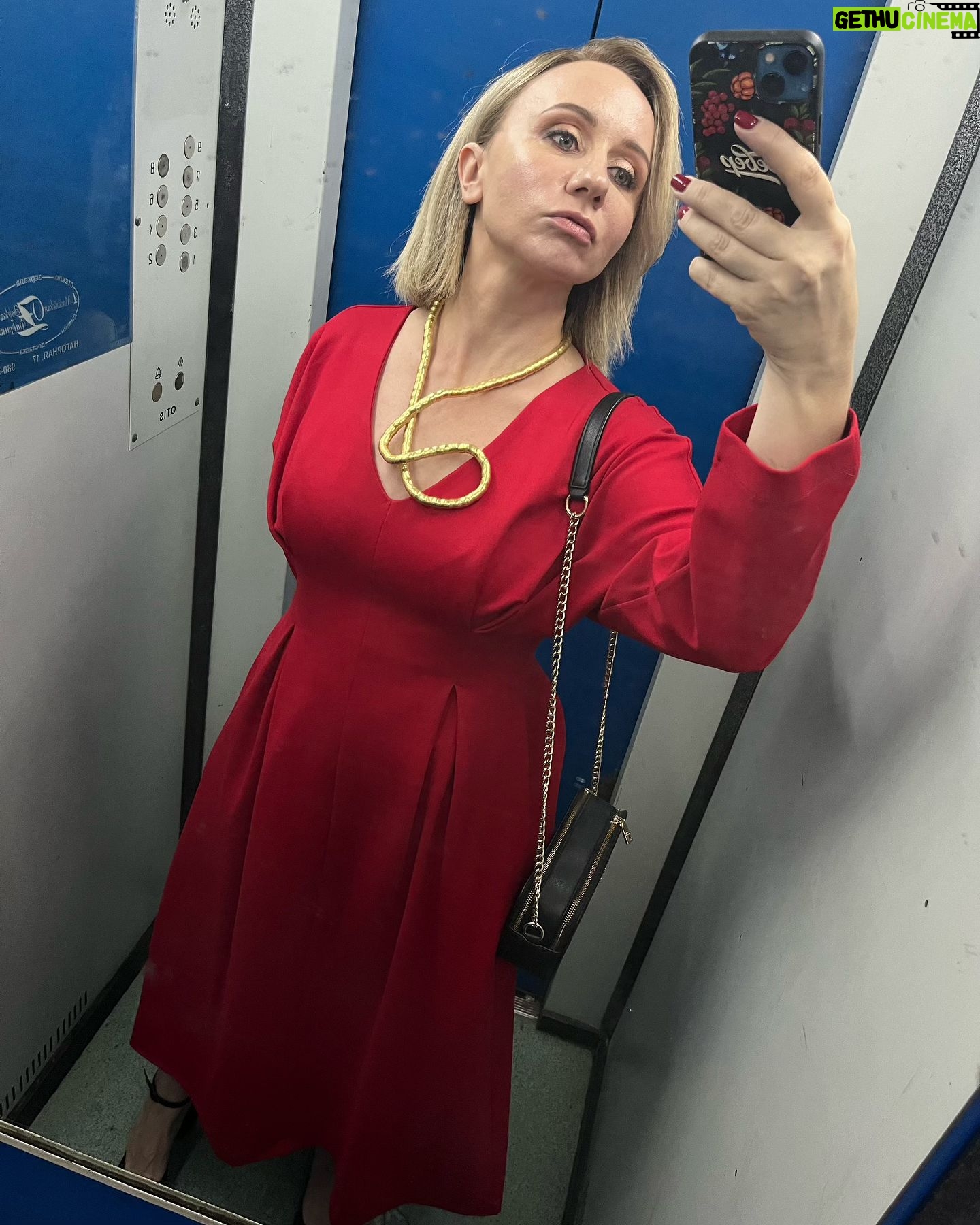 Margarita Rodina - 2.7K Likes - Я редко ношу платья. Прям сильно редко.
Красное я вообще не ношу.
Но это платье мне в качестве комплимента сшила компания @7.2.66.brand
Сшила на заказ и полгода платье висело в шкафу, потому что я стеснялась его носить)
Но 16 июля была годовщина свадьбы моих любимых Веры @veradrovenikova и Жени Чебаткова @chebatkov_yevgeniy
И я подумала или сейчас или никогда.
Теперь, видимо, всегда, потому что это невероятно красиво!
И праздник хороший)
Мой образ @nina_nezhinskaia
#свадьба
#красивоеплатье
#романтика