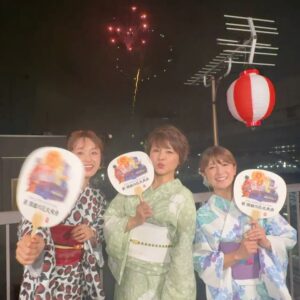 Mari Yaguchi Instagram - 今日は、
隅田川の花火大会へ✨
テレ東さんの独占生中継でしたよー😊✨
めっっっちゃくちゃ綺麗でした🎆✨
ゆうちゃんと愛ちゃんとその場にいた皆さんと、
素敵な夏の思い出が出来ました🥹✨
本当にありがとうございました！！