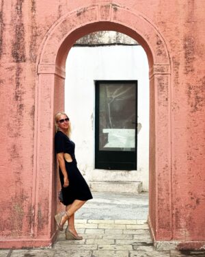 Maria Bekatorou Instagram - Ένα απόγευμα του Αυγούστου σε ένα  στενό στους Παξούς…Εκεί που  ο χρόνος έχει σταματήσει… #vintage #paxoi #blessed #thankful #lavieestbelle #summeringreece