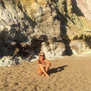 Maria Bekatorou Instagram - Ο Αύγουστος…μήνας αξέχαστος από τότε που παίζαμε στις παραλίες και κλαίγαμε δυνατά όταν η μαμά φώναζε ότι έπρεπε να φύγουμε…Βουτιές,παρέες,παιχνίδια,γέλια,ανεμελιά,ήλιος,παγωτό…
Έναν τέτοιο Αύγουστο να ζήσουμε.Καλό μήνα 🩵Ανέμελο και φωτεινό #blessed #thankful #augustishere #greece #summerlove