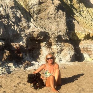 Maria Bekatorou Instagram - Ο Αύγουστος…μήνας αξέχαστος από τότε που παίζαμε στις παραλίες και κλαίγαμε δυνατά όταν η μαμά φώναζε ότι έπρεπε να φύγουμε…Βουτιές,παρέες,παιχνίδια,γέλια,ανεμελιά,ήλιος,παγωτό…
Έναν τέτοιο Αύγουστο να ζήσουμε.Καλό μήνα 🩵Ανέμελο και φωτεινό #blessed #thankful #augustishere #greece #summerlove
