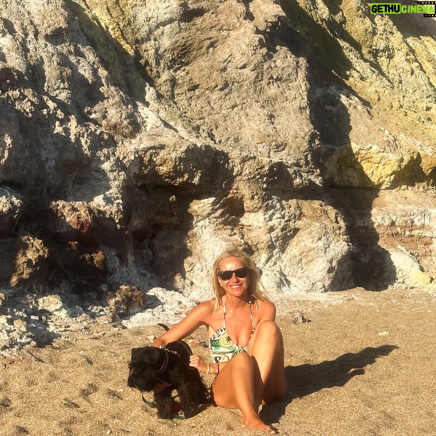 Maria Bekatorou - 11.1K Likes - Ο Αύγουστος…μήνας αξέχαστος από τότε που παίζαμε στις παραλίες και κλαίγαμε δυνατά όταν η μαμά φώναζε ότι έπρεπε να φύγουμε…Βουτιές,παρέες,παιχνίδια,γέλια,ανεμελιά,ήλιος,παγωτό…
Έναν τέτοιο Αύγουστο να ζήσουμε.Καλό μήνα 🩵Ανέμελο και φωτεινό #blessed #thankful #augustishere #greece #summerlove