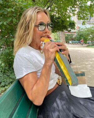Maria Bello Instagram - Only in Paris do we take a stroll, pick up a warm baguette with manchego cheese and Iberico ham and sit in a park and be… 🇫🇷📸 @dominiquecrenn