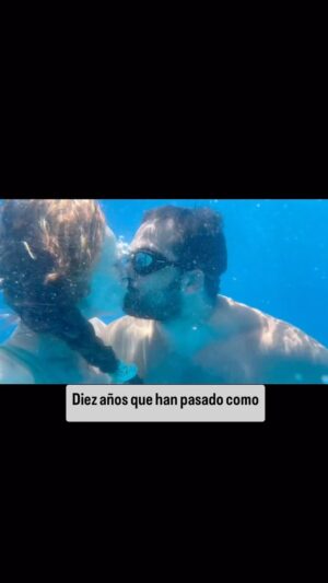 María Castro Instagram - Y este reel casi me cuesta el tlf jajajjajaja! Y eso q ponía q se podía meter en el agua… pero luego no me dejaba cargarlo por “líquido” en su interior… menos mal que tras la espera pertinente, ya funciona… 😅!

Y todo para transmitir la reflexión con la que me he levantado esta mañana, y es que algo de esto he debido soñar…

Conocí a @jose_manuel_villalba mucho antes del primer beso… pero cada uno tenía su vida, y en eso se quedó la cosa… en un “conocido” que no “amigo”… hasta años más tarde…
Dónde tras el primer beso, vinieron 3 niñas y una boda en 10 años… 10 años, que se han pasado tan rápido como un simple chapuzón!

Y digo yo? No podríamos habernos ahorrado otras relaciones ruinosas, antes de llegar a la nuestra? Pues mi cabeza me dice que no… porque todo por lo que hayamos tenido que pasar, bueno y malo, era condición necesaria para aprender y sobre todo para la llegada de Maia, Olivia y Emma… porque sino ella no serían “ellas”, sino otras!

Lo que nos queda ahora es cuidar lo que tenemos y disfrutarlo… y seguir trabajando en el proyecto común, en uno mismo y en el otro, porque la familia es nuestra mayor tesoro.

Os lo dicen un huevo y una castaña… pero quizá en las diferencias está el encanto de entender la vida desde la perspectiva del otro!

Ánimo a los que penséis que aún no estáis en el camino, ni tenéis las riendas de vuestra vida, porque todo pasa por algo…. Y ese plan de vida maravilloso escrito para vosotros, con cabeza, seguro que pronto llega!

Estáis en esas? Os leo! 

Y @jose_manuel_villalba a ti… a ti recordarte que te quiero… te lo digo y lo sabes… aunque últimamente el espacio de 2, se ha transformado casi a tiempo completo en el de 3, 4 o 5… sé que todo pasará, y los 2 envejeceremos en ese banco que me has prometido en tu mágica pedida de mano ante la audiencia del @elhormiguero … mientras tanto, a disfrutar del proceso como lo estamos haciendo… porque lo estamos haciendo bien… 
Y es que es importante reconocérnoslo de vez en cuando.
👩🏻‍🦰👨🏽👧🏽👱🏻‍♀️👶🏻❤️🦮