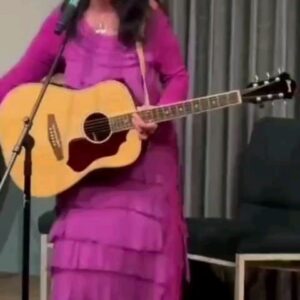 María Conchita Alonso Instagram - Todos los Viernes en el retiro donde estoy hacen un #FridayNightLive. Los huéspedes, cómo yo, "deleitamos" con nuestros talentos 🙃 al resto de los que venimos buscando paz para nuestra mente, salud y espíritu. ✝️
Leen poesía, hacen comedia, cuentan historias, bailan, enseñan como hacer maletas, lo que sea! con tal de reírnos, sentir y pasarla bien. ❤
Nos divertimos mucho después de una semana full de clases, meditaciones, masajes, colonics, comida cruda y fasting, de llorar, compartir, reir! Yo canto y les encanta 😄. Durante estas semanas nos convertimos en familia. He mantenido relaciones duraderas con algunos, con otros sólo compartimos dias maravillosos y después cada quien a lo suyo.
Regreso siempre porque me hace feliz; nos sentimos como dentro de una burbuja protegidos de la extrema locura que vivimos en este mundo maravilloso que la gente hiere y muchos quieren destruir... crecemos espiritualmente, nos fortalecemos, nos escuchamos, ayudamos, para luego salir de nuevo a la jungla...

Y... éstas canciones "No Lo Sabía", "Together", "Acariciame" y todas (casi) las demás, pueden encontrarlas en las plataformas digitales. Dáles like!
🙏🍸
Abrazos y bendiciones para todos!
#MariaConchita

PLEASE, translate it you know how here, too long! 🙂🫂🥂
#Blessings