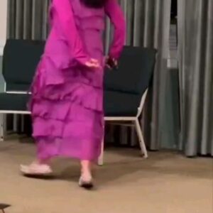María Conchita Alonso Instagram - Todos los Viernes en el retiro donde estoy hacen un #FridayNightLive. Los huéspedes, cómo yo, "deleitamos" con nuestros talentos 🙃 al resto de los que venimos buscando paz para nuestra mente, salud y espíritu. ✝️
Leen poesía, hacen comedia, cuentan historias, bailan, enseñan como hacer maletas, lo que sea! con tal de reírnos, sentir y pasarla bien. ❤
Nos divertimos mucho después de una semana full de clases, meditaciones, masajes, colonics, comida cruda y fasting, de llorar, compartir, reir! Yo canto y les encanta 😄. Durante estas semanas nos convertimos en familia. He mantenido relaciones duraderas con algunos, con otros sólo compartimos dias maravillosos y después cada quien a lo suyo.
Regreso siempre porque me hace feliz; nos sentimos como dentro de una burbuja protegidos de la extrema locura que vivimos en este mundo maravilloso que la gente hiere y muchos quieren destruir... crecemos espiritualmente, nos fortalecemos, nos escuchamos, ayudamos, para luego salir de nuevo a la jungla...

Y... éstas canciones "No Lo Sabía", "Together", "Acariciame" y todas (casi) las demás, pueden encontrarlas en las plataformas digitales. Dáles like!
🙏🍸
Abrazos y bendiciones para todos!
#MariaConchita

PLEASE, translate it you know how here, too long! 🙂🫂🥂
#Blessings
