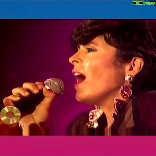 María Conchita Alonso - 2.4K Likes - Video tomado de @sonografica
O Ella O Yo. 1994.
Que estén pasando un bendecido Domingo y tengan buen comienzo de semana. (Se acuerdan porqué me corté el pelo? 🙂)
One of my biggest international hit song.
Hope you are having a relax Sunday and the rest of the week will be blessed.
#MariaConchita
#MariaConchitaÚnica
#MariaConchitaAlonso
#oellaoyo
#retro
#flashback