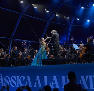 María Dueñas Instagram - I’m still under the spell that summoned more than 30.000 people to Barcelona’s “Classica a la Platja“, led by the incomparable @gustavodudamel conducting John Williams’s music. I was so impressed by this unique initiative showing the uniting power of music. Wonderful to be again in the same stage as @pabloferrandez.cellist 🎻💪🏼 thank you everyone who came!❤️

📸: @davidruano_fotografia
