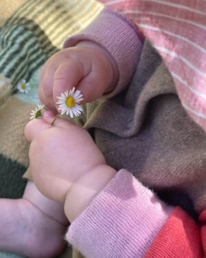 Maria Ehrich Instagram - Ich bin für die nächsten Wochen zum arbeiten in Prag und Manu hustled in Argentinien. Unsere Kleine hab ich dabei und … was soll ich sagen. Es wird für uns alle irgendwie hart. Denk ich. Aber zum Glück konnten wir gemeinsam nach Prag fahren und noch ein bisschen Familien Quality time genießen. Zum Glück gibt es Familienmitglieder, die einspringen, wenn alles anders läuft als geplant und zum Glück hat unser Baby gerade 2 Stunden Mittagsschlaf gemacht, während ich Kostümprobe hatte 😀.
