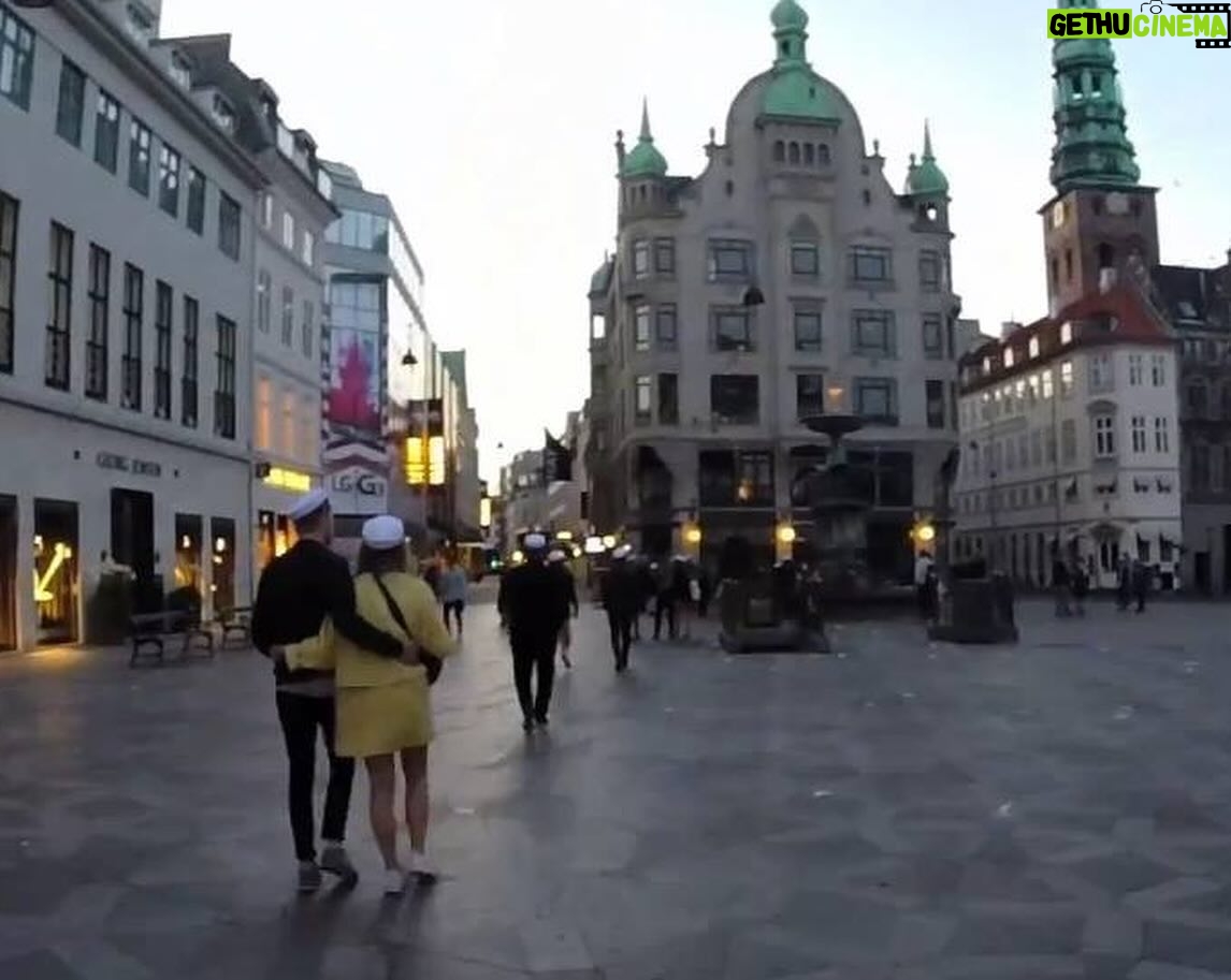 Maria Fantino - 15.1K Likes - 10 Ć„r siden jeg blev student i dag š„¹
Fik aldrig brugt huen til andet end 3 ugers uni og gratis adgang pƄ natklubber i studenterugen.
Ćnsker alle denne sommers studenter den allerbedste og mest velfortjente sommer. Og sĆ„ en lille reminder: du er mere end hvad der stĆ„r pĆ„ dit karakterblad š