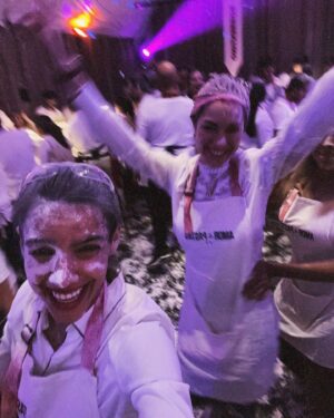 María Gabriela de Faría Instagram - Bachelorette party para la bride to be @ananouel30 en uno de los lugares más felices del planeta @amorypasta 

👰🏻💍🤵🏻🍝🇨🇱🎶🍾🪩💃🏻

La última foto es como salí del hotel.
Pantalón abierto y llena de una sustancia blanca que plantea ciertas preguntas 😅
Medio vestida, sucia y MUY feliz. 

Te amamos mucho @ananouel30 !!!! ❤️