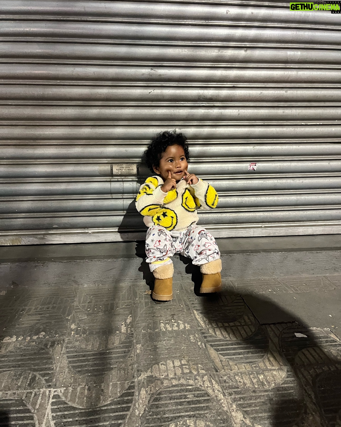 Maria Gadú - 7.4K Likes - Deus abençoe o rolê! depois de dias na estrada, um rolezinho pra comer macarrão com a nossa gatinha brincalhona! Obrigada, minha gente por noites tão lindas! Fim de semana tem maaaaais! Agora é curtir a neném ♥️
