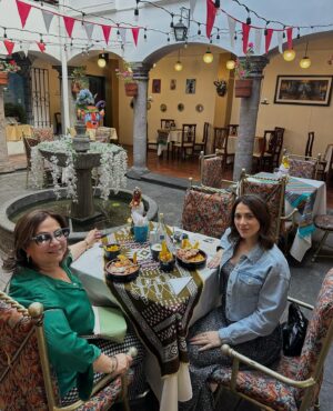 María Karla Gómez Instagram - Disfrutando del proceso, de esas bendiciones que nos da la vida, de la buena compañía, de esa comida favorita, del sol y la buena música y sobre de todo de Quito porque después de  11 años viviendo aquí,me voy a otra ciudad 🙈🫰🏻🥹❤️…

#nuevoscomienzos #nosfuimos #nuevosretos