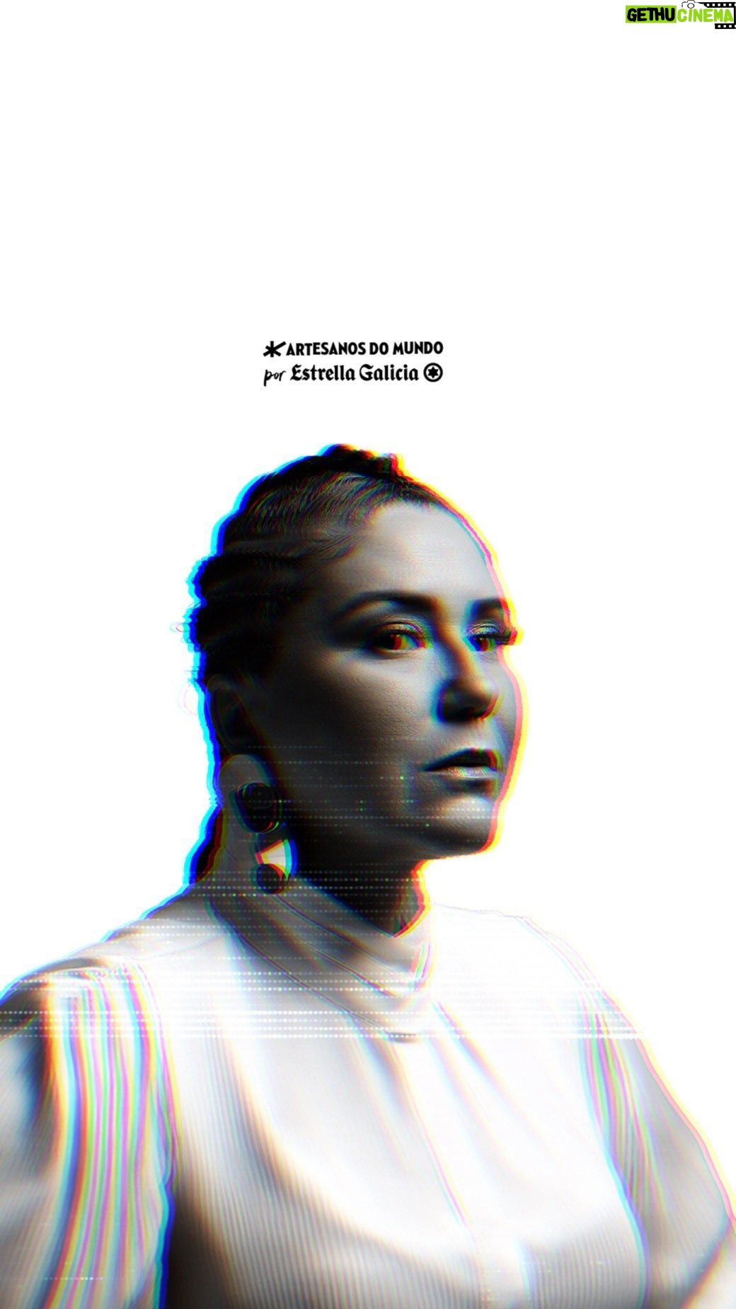 Maria Rita - 57.6K Likes - Trilhar o seu próprio caminho até ser independente, independentemente do que dizem. Crescer sem perder as raízes.
Abrace sua essência e seja bem-vindo à nossa tribo!
Crédito da foto: Renato Nascimento
#ArtesanosDoMundo #ThisIsBigCraft #EstrellaGaliciaBR
#PraTodosVerem: vídeo composto de cenas que se alternam rapidamente e ilustram a narração da Maria Rita, incluindo fotos e vídeos seus, texturas e lugares. Há intervenções textuais no decorrer do vídeo, como a frase “Ser independente, independente do que dizem”, o nome da campanha “Artesanos do Mundo por Estrella Galicia” e a assinatura da campanha “This is Big Craft”, que encerra o vídeo. A frase “Aprecie com moderação” também aparece no rodapé da tela ao final.