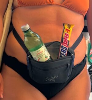 Maria Stavang Instagram - I dag kl.17:55 da jeg skulle på tur til min lokale butikk Studenac Market i Komiža, Kroatia fikk jeg beskjed om å kle på meg før jeg gikk inn. Jeg er lei meg og skuffet selvfølgelig, men mest på de nærmeste rundt meg som ikke har fortalt meg at kroppen min har en ekstremt truende seksuell energi om dagen. Spesielt i denne outfitten. Tung dag i dag men det går sikkert over.
