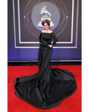 María Toledo Instagram - Gracias a todas las personas que me ayudáis en mi día a día a seguir soñando. 

Ayer en la alfombra de @latingrammys llevé un diseño de la jerezana Isabel Carrasco que con todo su amor me hizo en tiempo récord. 
El tocado de corona de flores ha sido realizado con mucho amor por los artesanos del arte @siempreprimavera0 
Y los pendientes son de @rabatjewellery gracias @eva_rabat por vuestro cariño. 
Zapatos @jimmychoo 

¿Qué os parece el look? 

Vuelo ya!!!!! ✈️✈️✈️ Luego os cuento!!