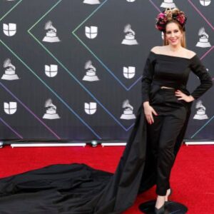 María Toledo Instagram - Gracias a todas las personas que me ayudáis en mi día a día a seguir soñando. 

Ayer en la alfombra de @latingrammys llevé un diseño de la jerezana Isabel Carrasco que con todo su amor me hizo en tiempo récord. 
El tocado de corona de flores ha sido realizado con mucho amor por los artesanos del arte @siempreprimavera0 
Y los pendientes son de @rabatjewellery gracias @eva_rabat por vuestro cariño. 
Zapatos @jimmychoo 

¿Qué os parece el look? 

Vuelo ya!!!!! ✈️✈️✈️ Luego os cuento!!
