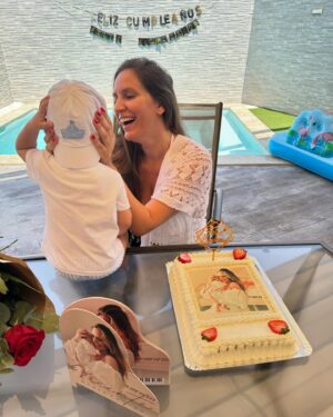 María Toledo Instagram - ¡MI CUMPLEAÑOS!!! 🥳 

Hoy 28 de julio, cumplo un año más. Hemos celebrado el cumple un día antes, en familia y en casita, tan a gustito. 
1️⃣ Mi hijo deseando quitarse la gorra 🧢 y tirarse al agua, aguantando con mamá y la foto con su tarta. 🎂 
2️⃣ La tarta 🎂 intacta como llegó. 
3️⃣ Mi hijo quiso meter el dedito 👉🏼antes para probarla jajaja. 
4️⃣ En otra vida fui repostero 😂 disimulando los boquetes de la tarta. 
5️⃣ Soy mamá. 👩‍🍼
6️⃣ Como el pan de mi pueblo no lo hay!!! 🥖
7️⃣ 🌹
8️⃣ El final de cómo quedó el cuadro no lo puedo ni enseñar 🧑‍🏫 🖼️ porque la técnica de mi hijo y mis sobrinas es tan abstracta que fue todo un desastre jajaja. Algún día os lo enseñaré… 
9️⃣ Así empieza mi cumpleaños, tumbada en la cama con mi bebé, dándole el pecho. 👩‍🍼 Y la primera palabra que me acaba de decir es: “otra”. Para cambiar de pecho. ¡Madre mía, cuánto saben tan pequeños!!!! 
Hoy lo hemos celebrado tanto que está agotado y lleva dormido cuatro horas. La noche toledana que me espera!!🌙

Mi lugar favorito es estar junto a ti, mi Vicente. ❤️