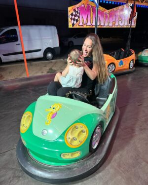María Toledo Instagram - ¡Nos encanta una feria!!!!! 🎡 
¡Qué sería de los veranos sin estos momentos!
Gracias a los feriantes podemos disfrutar de los coches de choque, las colchonetas, las patatas rellenas, 🥔 el chocolate con churros ☕️ y por supuesto las orquestas. 
Hoy me encontraba fatal y salí por mi hijo, pero me alegro de haber salido porque la feria me ha cambiado el día!!!! 😜

¡Buenas noches!!! 💤🌙

1. En los coche de choque. 🚗
2. Me muero de amor. ❤️ 🚗
3. Mi hijo quiere las pistolas. 🔫
4. Yo convenciéndole de que es mejor el micro. 🎤 
5. Al final se llevó la guitarra 🎸 y el micrófono. 🎤