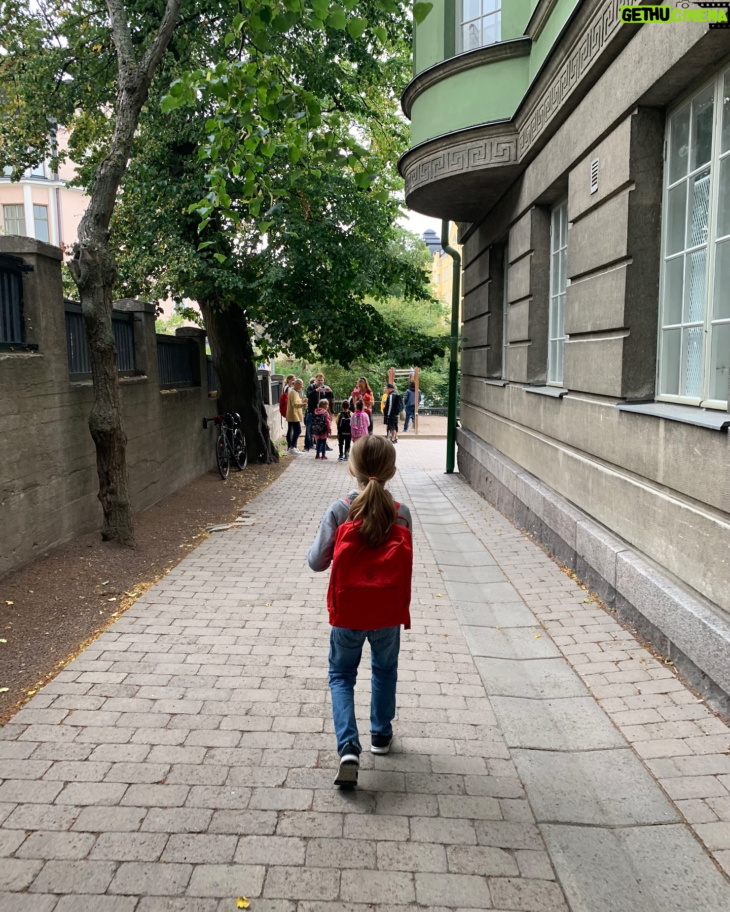 Maria Veitola - 13.6K Likes - Tänään tai lähipäivinä koulut alkavat ja monissa perheissä palataan sitä kautta arkeen. Niin myös meillä. Monelle nämä päivät ovat erityisen jännittävät, sillä koulun ovet aukeavat ensimmäistä kertaa. ❤️
Muistan hyvin miltä tuntui kun oma lapsi meni ekalle luokalle. Siitä on nyt jo viisi vuotta! Koko perhe oli uuden elämänvaiheen edessä. Ensimmäinen koulupäivä oli täynnä hyvää jännitystä, lapsen kasvamiseen kuuluvaa haikeutta, ylpeyttä ja uuden odotusta.
Nyt Taisto meneekin jo kuudennelle luokalle. Hän kaipaa kovasti jo arjen rutiineja, ystäviään ja kouluelämän sosiaalisuutta. Ymmärrän!
Jos siellä nyt joku pieni tai suuri ihminen miettii miten selvitä koulussa, pyysin Taistoa antamaan parhaat vinkkinsä ekaluokkalaisille.
Näistä tosin hyötyvät ihan kaikenikäiset.
Myös me aikuiset.
Taiston vinkit ekaluokkalaisille:
💘 Hanki kavereita.
💘 Kavereiden hankkiminen ei ole odottamista. Ehdota leikkejä ja juttele!
💘 Tee hyviä asioita muille. Pidä ovia auki ja muuta kohteliasta.
💘 Vältä väkivaltaa, kuten asioiden rikkomista ja kiusaamista.
💘 Yritä pysyä säännöissä.
(En itsekään ole mikään puhdas pulmunen, mutta yritä sinä olla.)
💘 Et tule onnistumaan kaikessa. Se ei haittaa, kunhan yrität parhaasi. Se on tärkeintä.
💘 Muista silti pitää hauskaa.
Tärkein tuli viimeisenä, kyllä se nimittäin siitä. Tsemppiä kaikille, hyvä tästä tulee! 💫