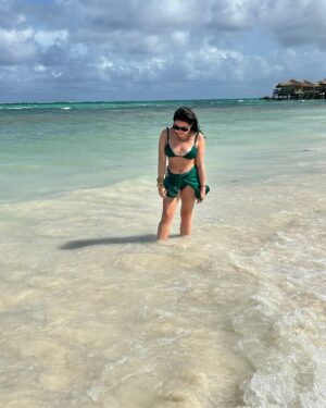 Mariana Botas Instagram - 🐚☀️🌊 Arena y sol… el mar azul… espuma blanca… 
* En la última foto estoy buscando conchitas 🤪🐚
.
.
. 👙 @trochee_mx 
.@lomashospitality @maromabeachclub #maromabeachclub 
. #vacay #sun #sea #sealife #vitaminsea #fun #playa #beachlife