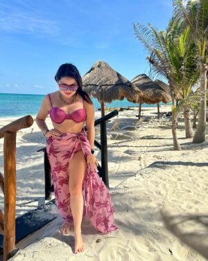 Mariana Botas Instagram - Me fui de vacaciones…🫶🏻🏝️👙🌊🌤️✨🙌🏻✈️🏖️☀️🐚
.
.👙 @trochee_mx 
. @lomashospitality @eldoradoresorts 
.  #eldoradoresorts #lomashospitality #moreinclusive #vacay #vacaymode #bikini #bikinilife #friends #cancun #fun #sun #travelblogger #lifestyle