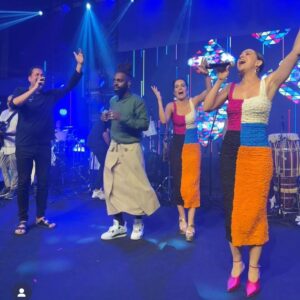 Mariana Gross Instagram - Quando você descobre que escolheu o mesmo look da atração da festa. E vai parar no palco! Pra mim, uma inesquecível coincidência. Estar igual a uma diva como a @robertasaoficial 💜💚❤️🖤