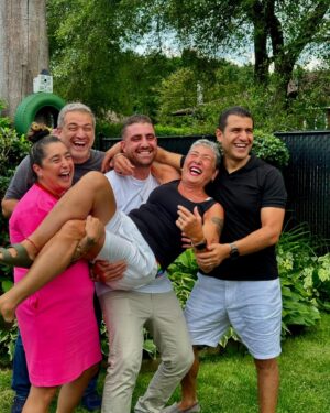 Mariana Mazza Instagram - Ma mère l’a toujours dit : J’ai un rêve. Un seul avant de mourir. Avoir mes 4 enfants reunis. Hier, après 34 ans, les 4, nous l’avons réalisé.