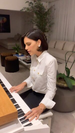 Mariana Rios Instagram - Em 2019 eu gravei esse vídeo com a música que minha vó mais amava: “Proteção Divina”.
A gente sempre cantava ela juntas! 
Ontem tentei cantá-la na despedida. Não consegui.
Hoje achei o vídeo porque ainda não consigo! 
Perder aqueles que amamos e admiramos, não é fácil.
Então sigo daqui relembrando a cada minuto a seguinte frase de Chico Xavier:
“Aqueles que amamos não morrem jamais, apenas partem antes de nós”.
🤍✨