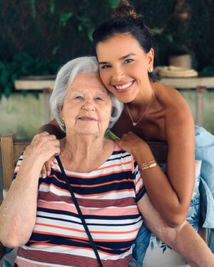 Mariana Rios Instagram - Minha amada vovó Martha! 
Meu coração ta doendo tanto com sua partida! Quão doce e consoladora é a certeza de que um dia estaremos juntas novamente!
Todas as declarações que precisei fazer a senhora, fiz em vida! 
Tenho muito da senhora em mim, e sempre ouvi atenta os seus conselhos! 
Conversamos todos os dias dessa vida, graças a Deus! Trocamos confidências, receitas, risos, choros! Sempre juntas! 
A senhora guardou e recortou todos os jornais e revistas em que eu saí. Me assistiu em todos os programas e novelas! Me viu cantar e vibrou comigo cada conquista! Obrigada vó por tudo! Por tanto! Por ser tão dedicada, batalhadora, amorosa e forte! Que meu avô e meu irmão recebam a senhora de braços abertos! Aqui ficará a saudade misturada com a alegria de ter sido sua neta nessa vida!
Te amo eternamente! 
Esteja com Deus! 
❤️🙏🏼