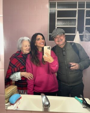 Mariana Rios Instagram - Minha amada vovó Martha! 
Meu coração ta doendo tanto com sua partida! Quão doce e consoladora é a certeza de que um dia estaremos juntas novamente!
Todas as declarações que precisei fazer a senhora, fiz em vida! 
Tenho muito da senhora em mim, e sempre ouvi atenta os seus conselhos! 
Conversamos todos os dias dessa vida, graças a Deus! Trocamos confidências, receitas, risos, choros! Sempre juntas! 
A senhora guardou e recortou todos os jornais e revistas em que eu saí. Me assistiu em todos os programas e novelas! Me viu cantar e vibrou comigo cada conquista! Obrigada vó por tudo! Por tanto! Por ser tão dedicada, batalhadora, amorosa e forte! Que meu avô e meu irmão recebam a senhora de braços abertos! Aqui ficará a saudade misturada com a alegria de ter sido sua neta nessa vida!
Te amo eternamente! 
Esteja com Deus! 
❤️🙏🏼