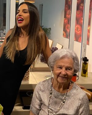 Mariana Rios Instagram - Minha amada vovó Martha! 
Meu coração ta doendo tanto com sua partida! Quão doce e consoladora é a certeza de que um dia estaremos juntas novamente!
Todas as declarações que precisei fazer a senhora, fiz em vida! 
Tenho muito da senhora em mim, e sempre ouvi atenta os seus conselhos! 
Conversamos todos os dias dessa vida, graças a Deus! Trocamos confidências, receitas, risos, choros! Sempre juntas! 
A senhora guardou e recortou todos os jornais e revistas em que eu saí. Me assistiu em todos os programas e novelas! Me viu cantar e vibrou comigo cada conquista! Obrigada vó por tudo! Por tanto! Por ser tão dedicada, batalhadora, amorosa e forte! Que meu avô e meu irmão recebam a senhora de braços abertos! Aqui ficará a saudade misturada com a alegria de ter sido sua neta nessa vida!
Te amo eternamente! 
Esteja com Deus! 
❤️🙏🏼