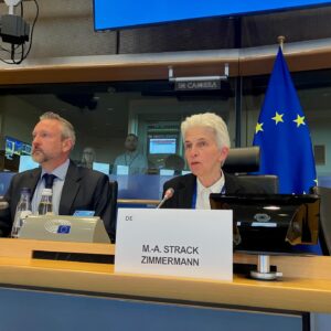 Marie-Agnes Strack-Zimmermann Instagram - Ich bedanke mich von Herzen für die Wahl zur Vorsitzenden des Verteidigungsausschusses des Europäischen Parlaments. 

Es ist mir eine große Ehre, meinen Einsatz für ein resilientes Europa auch in neuer Funktion gemeinsam mit meinen Kolleginnen und Kollegen fortführen zu dürfen.

Die Konflikte in unserer Nachbarschaft und die sich verändernden geopolitischen Gezeiten bedeuten, dass wir einen Wandel in der europäischen Sicherheit brauchen, damit wir unser Schicksal selbst in die Hand nehmen können.

Als Vorsitzende des Verteidigungsausschusses des Deutschen Bundestages ist mir besonders deutlich geworden, dass wir nur gemeinsam in Europa Antworten auf die großen sicherheitspolitischen Herausforderungen finden können, vor denen unser Kontinent heute steht.

Als Vorsitzende des SEDE (Ausschuss für Sicherheit und Verteidigung) werde ich mich daher bemühen, europäische Lösungen für neue und bestehende Herausforderungen im Zusammenspiel mit den nationalen Kompetenzen zu finden. Die Sicherheit und Verteidigung Europas hat für meine Fraktion Renew Europe und mich absolute Priorität. Ich möchte meinen Kollegen im Ausschuss für ihr Vertrauen danken.“