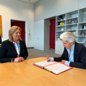 Marie-Agnes Strack-Zimmermann Instagram - Gegenüber der Präsidentin des Deutschen Bundestages, @baerbelbas, habe ich mit Wirkung zum morgigen 16. Juli 2024 den Verzicht auf mein Mandat als Abgeordnete des Deutschen Bundestages erklärt. 

Bärbel Bas danke ich nach so mancher „geschlagener Schlacht“ im Bundestag für einen mehr als herzlichen Abschied. Ich freue mich auf die geplante gemeinsame Motorradtour. 🏍️ 

Ich verlasse den Bundestag mit einem weinenden, aber hauptsächlich lachenden Auge, insbesondere aber voller Dankbarkeit.

Die knapp sieben Jahre im Deutschen Bundestag, zuletzt als Vorsitzende des Verteidigungsausschusses in bewegten Zeiten, waren ein unglaubliches Privileg. Ich danke allen Kolleginnen, Kollegen und Weggefährten, die mich bei meinem Weg unterstützt und die meine politische Arbeit bereichert haben - aus allen demokratischen Parteien und Fraktionen.

Als Abgeordnete des Europäischen Parlaments wartet ab morgen eine neue Herausforderung auf mich, auf die ich mich riesig freue. Denn eins ist gerade in diesen herausfordernden Zeiten klar: Europa ist unsere Zukunft - eine andere haben wir nicht.