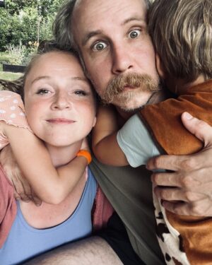 Marie Doležalová Instagram - Když to člověk všude čte, zdá se, že všichni jsou ve Varech a kdo není, jako by nebyl. Tak my jsme zase, jako každým létem, na tradičním táboráku tady v Petrově, a kde jste šťastný, ačkoli neviditelnî vy, přátelé? Pochlubte se😊