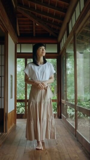 Marie Kondo Instagram - At the core of the KonMari method is the notion that we should cherish our households and surround ourselves with items that spark joy. Finding that joy can be as simple as creating a connection with the organic materials that surround us, like wood, regardless of its imperfections. Click the link in my bio to discover more about this practice of wabi-sabi, the Japanese philosophy that allows us to find beauty in unexpected places!
