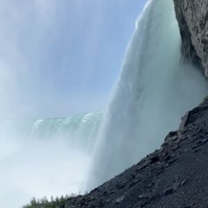 Marie Kondo Instagram - I visited Niagara Falls for the first time! I love visiting locations with waterfalls and sometimes go to some in Japan, but visiting Niagara Falls was definitely a special experience where I was able to really see the power and beauty of it up close✨ You get pretty wet if you get closer, but I enjoyed the feeling of getting purified by the water. What are your favorite waterfalls?
#niagarafalls #waterfall