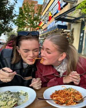 Marije Zuurveld Instagram - Prullenbak weer geleegd 🗑️

- verschil moet er wezen
- samen spelen samen delen
- 🩷
- sorry papa en mama 
- elmo ging gelukkig alleen achter z’n eigen bal aan 
- ew rokje over broek?!?!
- bijna genoeg kaartjes
- “ben je oke?”