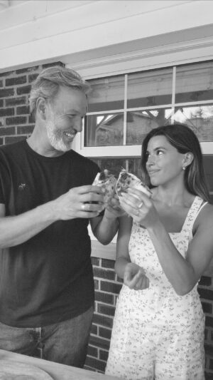 Marilou Instagram - MARDO EXISTE 🤍 

Et la meilleure pizza sandwich aussi. 

Vous avez juste à faire comme nous avec ; 

Une pâte à pizza
Du pesto
Une burrata 
Des tranches de prosciutto 
De la roquette 
De l’huile d’olive 
Sel, poivre

ET…  le four à pizza @ricardocuisine 🤍

Un rêve. Et j’en fait tirer un parmi vous. Pour participer, simplement à te manifester dans les commentaires. La personne gagnante sera contactée le 2 août.

Sur ce, je vous promets de partager des BTS bientôt parce que je dois avoir 3 heures de vidéo dans mon cellulaire pour ce 30 secondes de bonheur 😂🤍

À vos pizzas 🍕