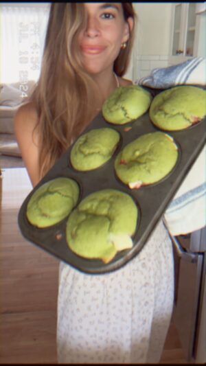 Marilou Instagram - C’est le retour des muffins au matcha & chocolat blanc mais j’avais envie d’essayer avec une compote de fraises qui prend 20 secondes à faire au micro-ondes. Meilleurs muffins j’ai mangé de ma vie 🍓🙃

6 grosses fraises, équeutées & coupées en 4
8 à 10 morceaux de chocolat blanc

POUR LES INGRÉDIENTS SECS
1 tasse de farine tout usage
1 tasse de farine d’amande
¼ de tasse de sucre
1 c. à thé de poudre à pâte
2 c. à thé de poudre de matcha

POUR LES INGRÉDIENTS HUMIDES
1 œuf
1 tasse de lait
¼ de tasse de beurre fondu 

1. Préchauffer le four à 350 °F. Beurrer 8 à 10 moules à muffins.
2. Dans un bol, verser tous les ingrédients secs et mélanger. 
3. Dans un autre bol, mélanger tous les ingrédients humides. Incorporer aux ingrédients secs, remuer, puis réserver.
4. Dans un bol, déposer les fraises, puis faire chauffer au micro onde 15 secondes pour de ramollir les fraises.
5. Écraser grossièrement à l’aide d’une fourchette, puis réserver.
6. Verser un peu de mélange à muffin au fond les moules, puis de la compote et le chocolat blanc comme je fais dans la vidéo.
7. Enfourner 12 minutes à 15 minutes.
