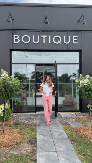 Marilou Instagram - J’avais 29 ans quand j’ai acheté cette bâtisse commerciale à Longueuil et je n’avais aucune idée dans quoi je m’embarquais. 

Tantôt, en allant voir les photos qui datent de 2019, j’ai compris pourquoi mon entourage voulait me dissuader de m’embarquer là-dedans 😅

Je me souviens que je me disais que si des entreprises dépensaient des milliers de dollars par mois pour avoir des enseignes sur l’autoroute, je n’allais pas pouvoir me tromper en dépensant moi aussi mais sous forme d’investissement immobilier qui me permettrait d’avoir mon affiche directement sur la 132 grâce à l’immeuble situé juste avant l’entrée du tunnel. 

Ce que je ne savais pas encore c’est que ça allait prendre 5 ans de plus que prévu... 

Mais ça y est, les enseignes sont là… et ça change tout! 

Ça fait des années que @zone_enseignes me supporte dans chaque étape de la concrétisation du projet. @julie.maison , tu as été présente de la sélection des matériaux, à la demande de permis, jusqu’à la coordination avec hydro, puis l’installation! Je suis débordante de reconnaissance, si tu savais 🤍

Ce n’est peut-être pas encore tout à fait terminé mais l’évolution est marquante (beaucoup aussi grâce à mon papa et au @centredejardinbrossard qui répondent toujours “GO!” à mes “ON FAIS-TU ÇA??”) 

Maintenant on s’attaque à l’affichage de mon centre d’expédition ou quoi @zone_enseignes ? 🫡