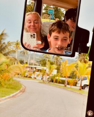 Mariloup Wolfe Instagram - On profite de l’été! Vive les vacances! 🌴☀️☺️ @mirowolfe  @manoe_lemay_thivierge