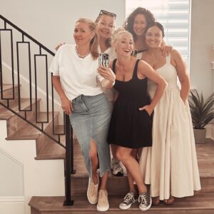 Mariloup Wolfe Instagram - Je partage les plus grands fous rires avec ces merveilleuses femmes depuis maintenant 13 ans!! 👯Quel privilège de vivre ce petit voyage entre amies année après année! Vive l’amitié! 🤍 @cloutierv @chloemerineau @cloutieri @valbo2