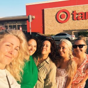 Mariloup Wolfe Instagram - Je partage les plus grands fous rires avec ces merveilleuses femmes depuis maintenant 13 ans!! 👯Quel privilège de vivre ce petit voyage entre amies année après année! Vive l’amitié! 🤍 @cloutierv @chloemerineau @cloutieri @valbo2