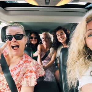 Mariloup Wolfe Instagram - Je partage les plus grands fous rires avec ces merveilleuses femmes depuis maintenant 13 ans!! 👯Quel privilège de vivre ce petit voyage entre amies année après année! Vive l’amitié! 🤍 @cloutierv @chloemerineau @cloutieri @valbo2