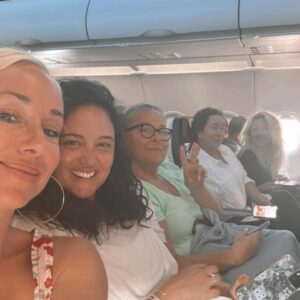 Mariloup Wolfe Instagram - Je partage les plus grands fous rires avec ces merveilleuses femmes depuis maintenant 13 ans!! 👯Quel privilège de vivre ce petit voyage entre amies année après année! Vive l’amitié! 🤍 @cloutierv @chloemerineau @cloutieri @valbo2