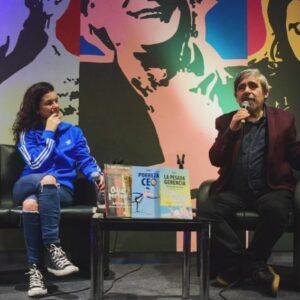 Marina Glezer Instagram - Gracias a todos y todas por pasar 
por la Feria del libro peronista 📚✌🏼 del @pj.ciudad 
Gracias a todas las editoriales y a los invitados e invitadas @sipreba @vanesasiley @agulecchi @tomas.eliaschev y también a @tutehumor por la hermosa Evita, gracias a @saboridopeter y a @marianohamiltonok junto a @lulihamilton, a Rudy y a las autoridades del partido presidente @marianorecaldeok y vicepresidentes @kellyolmosok y @juanabalmedina también agradecer a @antolinmagallanes junto a @pablo.campos.336 de nuevo encuentro,  a los compañeros y compañeras del partido @villanuevaruben @lacolobostera @julietamasoch @kukirod y huevo por tanto trabajo. 
Al bar de las mejores medialunas y café @noeliafois @nereazuk caro ✨y también @natnar_74 🖼️
Gracias por las fotos @correacamilaf @violepietrafesa @unaluconj @marita_aronez 💜
Gracias también a las compañeras de @mujerespjcaba @antoportaneri y @malegmagnasco por el diploma, el altar y el emocionante acto conmemorativo de nuestra jefa espiritual. 💐

Gracias por tanta onda compañera, 
leer es bárbaro. 
@pj.ciudad 
@marianorecaldeok